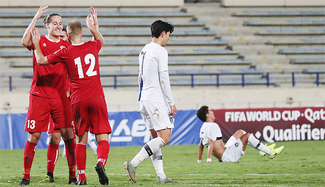 한국 축구대표팀의 공격수 손흥민(가운데 7번) 등이 14일 레바논 베이루트에서 열린 레바논과의 2022 카타르 월드컵 아시아 지역 2차 예선 H조 4차전이 0-0 무승부로 끝나자 아쉬워하고 있다. 반면 안방에서 아시아의 강호 한국을 상대로 패하지 않은 레바논 선수들(왼쪽)은 경기 결과에 만족한 듯 환호하고 있다. 베이루트=뉴시스