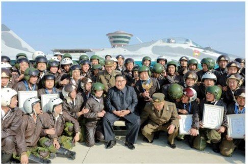 김정은 북한 국무위원장이 전투비행술경기대회를 참관했다고 북한 노동당 기관지 노동신문이 16일 보도했다…  © 뉴스1