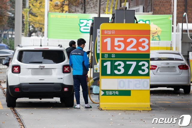 전국 주유소 기름값이 6주 연속 하락한 가운데 지난 10일 서울시내 한 주유소에서 소비자들이 주유를 하고 있다. 2019.11.10/뉴스1 © News1