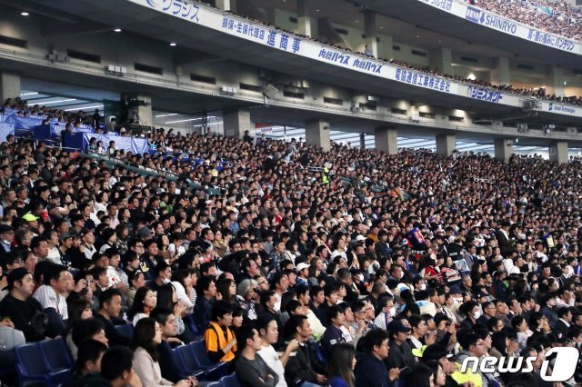 16일 오후(현지시간) 일본 도쿄돔에서 열린 2019 세계야구소프트볼연맹(WBSC) 프리미어12 슈퍼라운드 대한민국과 일본과의 경기에서 관중들이 경기를 관람하고 있다. 2019.11.16/뉴스1 © News1