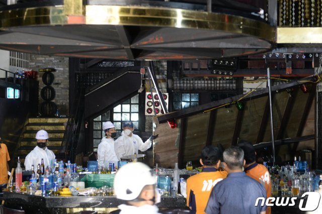 경찰과 소방 당국을 비롯해 국립과학수사연구원 관계자들이  클럽 복층 구조물 붕괴사고 현장에서 현장감식을 하고 있다. © News1 DB