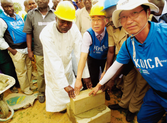 2013년 7월 세네갈 생루이주 벨리 나마리에서 열린 식수개발사업 착공식에서 우마르 귀예 세네갈 수자원장관(가운데)이 기초석을 놓고 있다. [사진 제공 · 코이카]