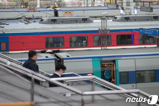17일 서울 중구 봉래동 서울역 승강장에서 시민들이 열차를 이용하고 있다. 철도노조가 대규모 파업을 앞두고 지난 15일부터 준법투쟁(태업) 돌입해, 일부 열차가 지연운행되고 있다. 철도노조는 20일부터 무기한 파업에 들어간다고 밝혔다. 2019.11.17/뉴스1 © News1