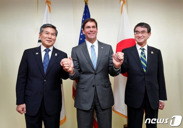 정경두 국방부 장관이 17일 태국 방콕 아바니 리버사이드 호텔에서 열린 한·미·일 국방장관 회담에서 마크 에스퍼 미국 국방장관, 고노 다로 일본 방위상과 손을 잡고 포즈를 취하고 있다. (국방부 제공) 2019.11.17/뉴스1