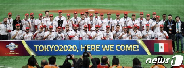 17일 오후(현지시간) 일본 도쿄돔에서 열린 2019 세계야구소프트볼연맹(WBSC) 프리미어12 3·4위전 미국과 멕시코의 경기에서 3대2로 승리한 멕시코 선수들이 동메달을 들어보이고 있다. 2019.11.17/뉴스1 © News1