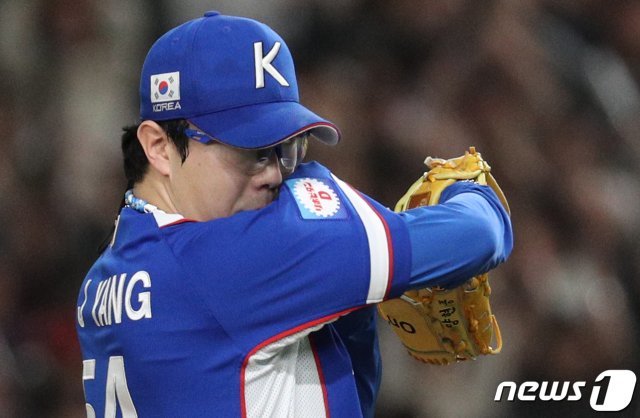 17일 오후(현지시간) 일본 도쿄돔에서 열린 2019 세계야구소프트볼연맹(WBSC) 프리미어12 결승전 대한민국과 일본의 경기 2회말 2사 1,2루상황에서 일본 야마다에게 3점홈런을 허용한 대한민국 선발 양현종이 아쉬워하고 있다. 2019.11.17/뉴스1 © News1