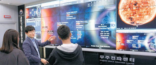 김정훈 우주전파센터장(가운데)이 교육생들에게 우주전파를 예측하는 데 필요한 태양활동 자료를 설명하고 있다.