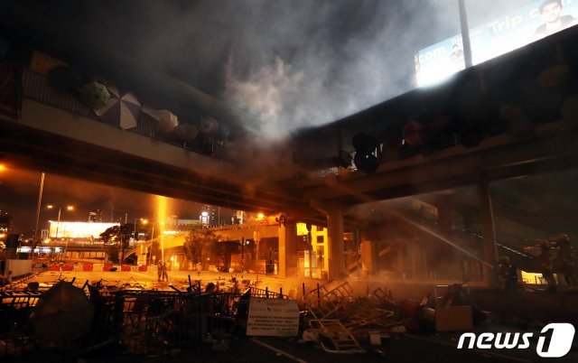 17일 오후 홍콩 이공대학교를 잇는 다리에 불이나 소방 대원들이 화재를 진압하고 있다. © News1