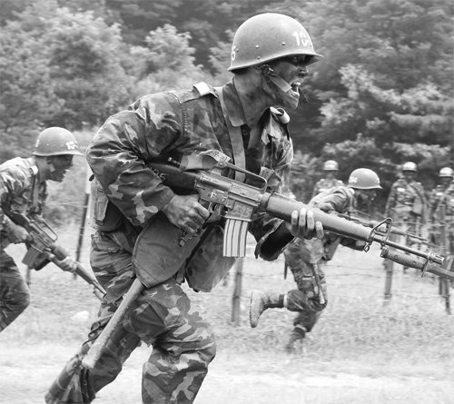 충남 논산 육군훈련소에서 훈련병들이 각개전투 훈련을 받고 있다. 논산=뉴스1
