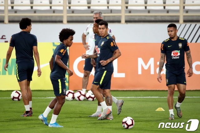 브라질 축구대표팀 가브리엘 제주스(오른쪽부터), 호베르투 피르미누, 윌리안이 17일(현지시간) 오후 아랍에미리트 아부다비의 알나흐얀 스타디움에서 훈련을 하고 있다. © News1