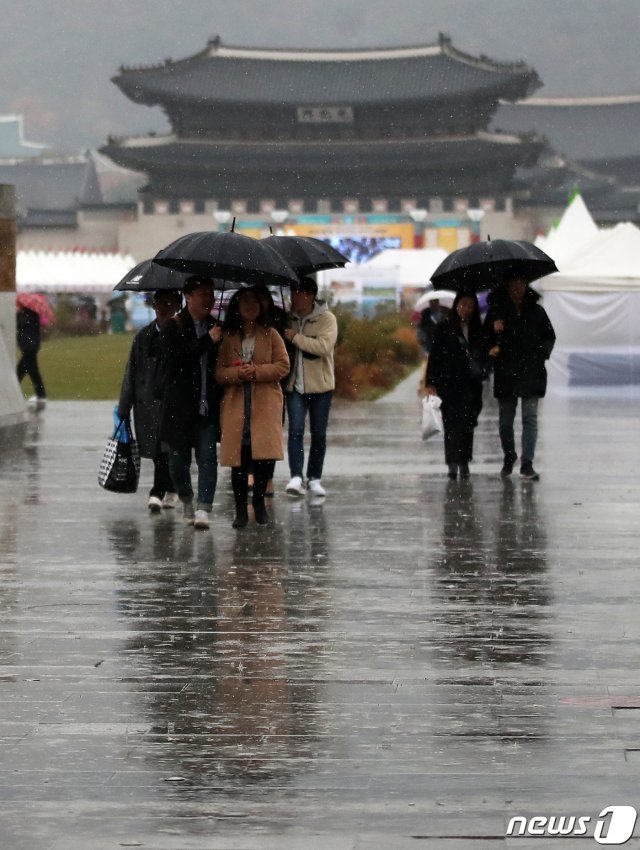 전국 대부분 지역에 가을비가 내린 17일 서울 종로구 광화문 광장에서 시민들이 우산을 쓴 채 발걸음을 재촉하고 있다. 2019.11.17/뉴스1 © News1