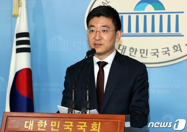 김세연 자유한국당 의원이 17일 서울 여의도 국회 정론관에서 ‘21대 총선 불출마’ 기자회견을 하고 있다. 김세연 의원은 “자유한국당은 수명을 다했다“며, ”존재자체가 역사의 민폐“라고 얘기했다. 또, ”당을 공식적으로 완전하게 해체하자“고 주장했다. 2019.11.17/뉴스1 © News1