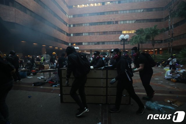 18일 오전 홍콩 이공대학교에서 학생들이 경찰 진입에 대비하고 있다. 2019.11.18/뉴스1 © News1