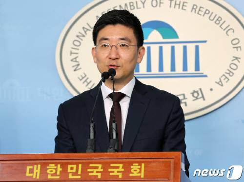 김세연 자유한국당 의원이 17일 서울 여의도 국회 정론관에서 총선 불출마 기자회견을 하고 있다. 뉴스1