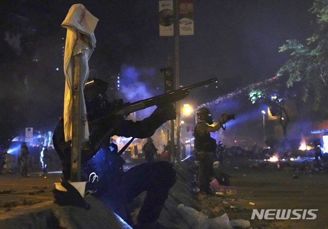 홍콩 경찰, 시위대 향해 ‘실탄 조준’