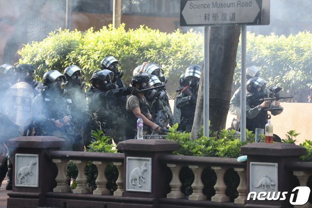 18일 오전 홍콩 이공대학교에서 총을 든 홍콩 경찰들이 시위대 진압을 위해 이동하고 있다. 2019.11.18/뉴스1 © News1