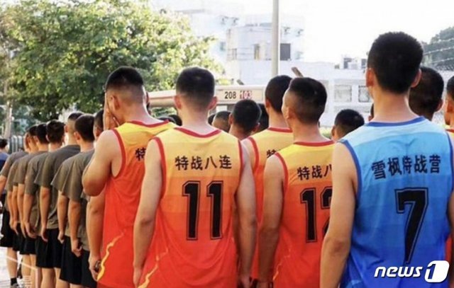 일부 군인들이 쉐펑특전여단 소속이라는 로고가 붙은 민소매티를 입고 있다. - SCMP 갈무리