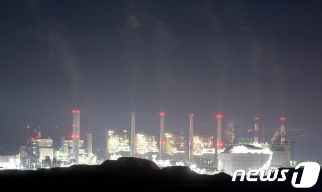 충남 보령 화력발전소에서 연기가 뿜어져 나오고 있는 모습. /뉴스1 DB
