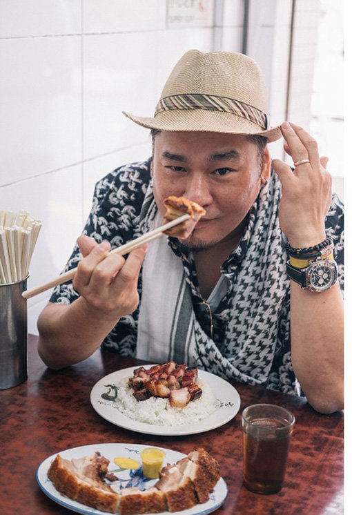 홍콩식 바비큐 전문점에서 챠슈를 맛보고 있는 레이컴킴. 사진제공|홍콩관광청