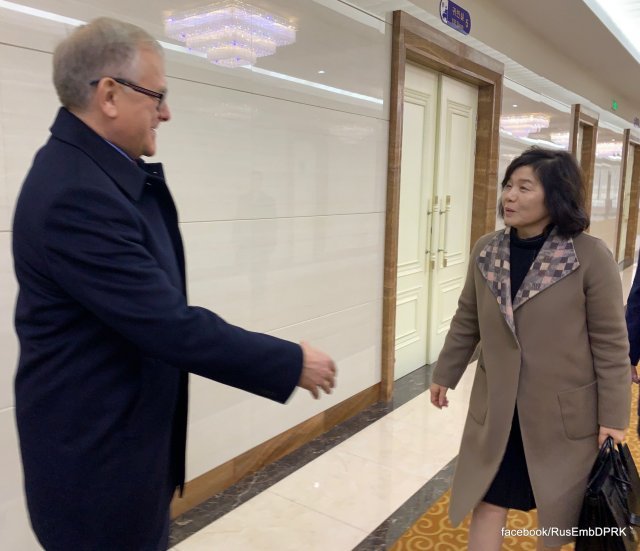 18일 평양 순안국제공항. 알렉산드르 마체고라 북한 주재 러시아대사와 북한 외무성 제1부상. 주북 러시아 대사관 페이스북 캡처