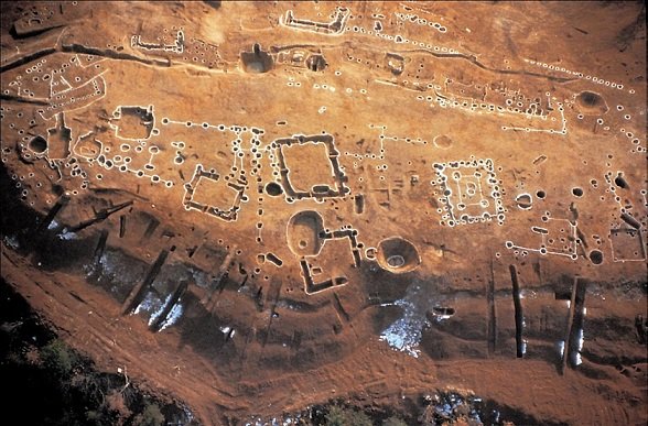 공주 정지산 유적 발굴 당시 전경. 오른쪽 중간 유적이 기와 건물터다. 문화재청 제공