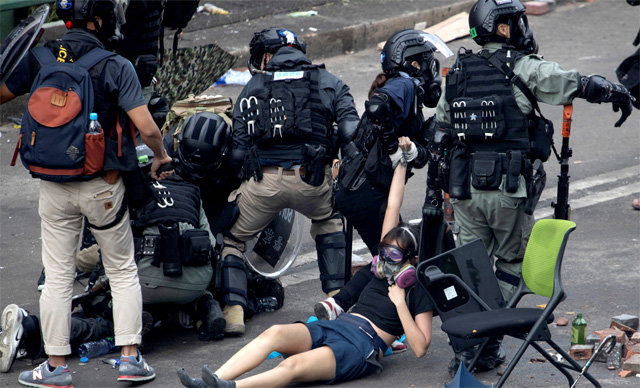 유서까지 쓴 홍콩 시위대… 경찰, 장갑차 동원해 진압