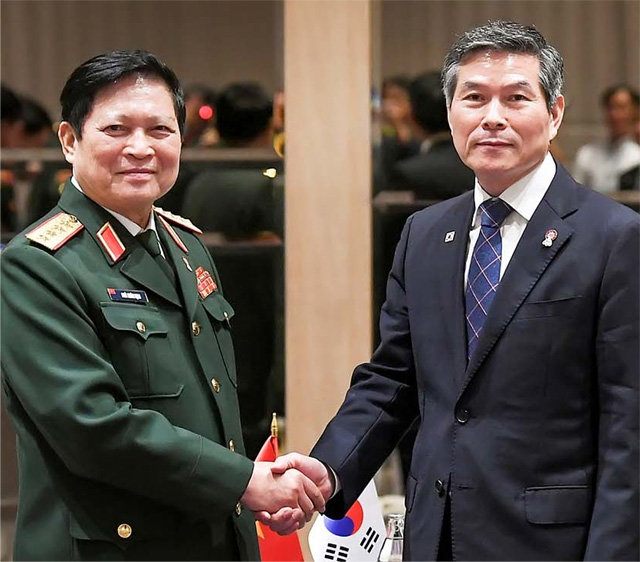 정경두 국방부 장관(오른쪽)이 17일 태국 방콕에서 응오쑤언릭 베트남 국방장관(왼쪽)과 회담에 앞서 악수를 하고 있다. 국방부 제공