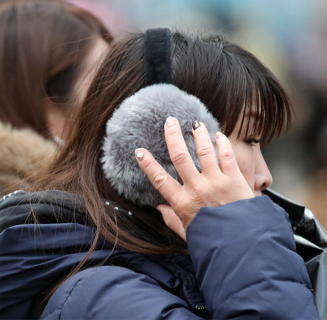 어느덧 겨울이 코앞 18일 오후 강한 바람과 함께 기온이 크게 떨어지자 코트와 목도리, 귀마개 등을 착용한 여성들이 서울 중구 명동 거리를 걷고 있다. 뉴스1