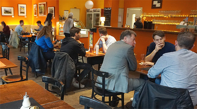 독일 베를린 우파 파브리크의 사랑방 역할을 하는 카페에서 지역 주민들이 이야기를 나누고 있다.