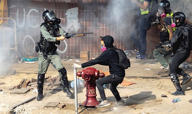 캠퍼스 포위한 경찰, 탈출시도 시위대에 최루탄 조준사격