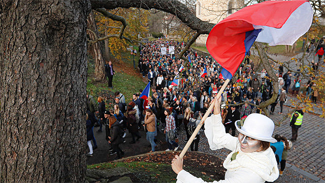 벨벳혁명 30주년 행진하는 체코 시위대 17일 체코 프라하에서 한 여성이 ‘벨벳혁명’ 30주년 기념 
행진 도중 체코 국기를 흔들고 있다. 체코 시민 25만 명은 16, 17일 거리로 나와 유럽연합(EU)으로부터 불법 보조금을 
받았다는 의혹을 받고 있는 안드레이 바비시 총리의 퇴진을 요구했다. 프라하=AP 뉴시스