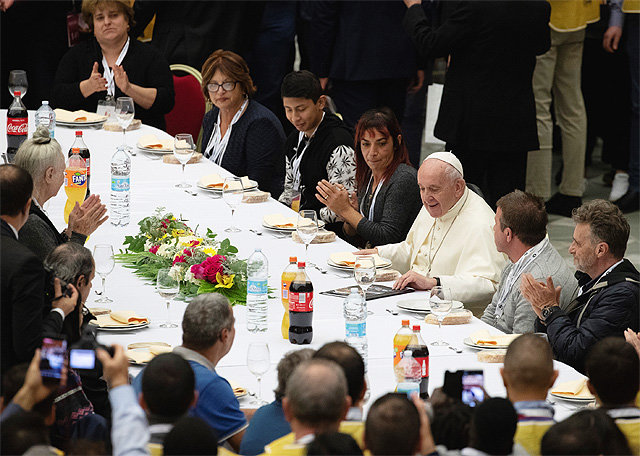 프란치스코 교황(오른쪽에서 세 번째)이 17일 제3회 ‘세계 빈자의 날’을 맞아 바티칸 바오로 6세 홀에 초청된 빈민층 교인들과 함께 식사하고 있다. 바티칸=AP 뉴시스