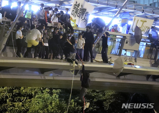 밧줄을 이용해 탈출하는 홍콩 시위대. 사진=뉴시스