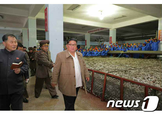 북한 김정은 국무위원장이 조선인민군 8월25일수산사업소와 새로 건설한 통천물고기가공사업소를 현지지도했다고 노동당 기관지 노동신문이 19일 보도했다. (노동신문)© 뉴스1