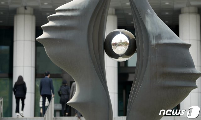 서울 서초동 대검찰청에 설치된 조형물 ‘서 있는 눈’. 2019.11.6/뉴스1 © News1