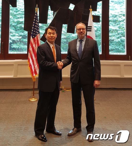 한미 수석대표인 정은보 대표와 제임스 드하트 대표 © 뉴스1