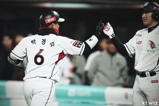 박경수(왼쪽)와 유한준의 밝은 표정. 사진제공 | KT 위즈
