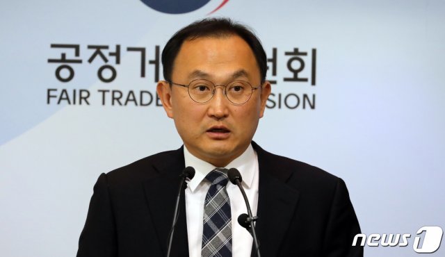 선중규 공정거래위원회 제조업감시과장이 19일 정부세종청사 공정위 기자실에서 ‘남양유업에 대해 동의의결 절차 개시’ 브리핑을 하고 있다. 공정위는 남양유업이 자신시정방안으로 대리점 단체 구성권 및 교섭 절차 보장, 거래조건 변경 시 대리점 등과 사전협의 강화, 자율적 협력이익공유제의 시범적 도입 등을 제시했다고 설명했다. 2019.11.19/뉴스1 © News1