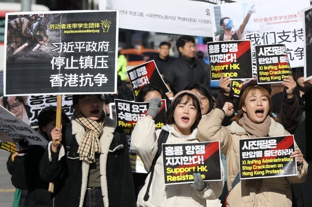 ‘노동자연대 학생그룹’ 등 청년단체 회원들이 19일 서울 중구 주한 중국대사관 앞에서 열린 ‘홍콩 항쟁을 지지하는 학생·청년 기자회견’을 마친 뒤 거리행진을 하고 있다. 사진=뉴스1