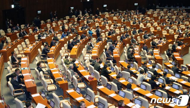 19일 서울 여의도 국회에서 열린 제371회 국회 제 11차 본회의에서 여야 의원들이 법안 투표로 분주하다. © News1