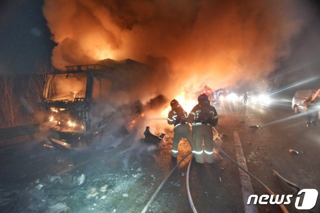 화재 진압 중인 소방관들의 모습. /뉴스1 © News1
