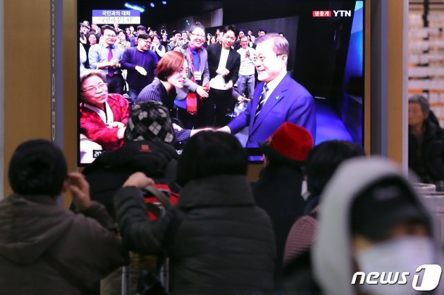 19일 오후 서울역 대합실에서 시민들이 문재인 대통령의 국민과의 대화를 시청하고 있다.2019.11.19/뉴스1 © News1