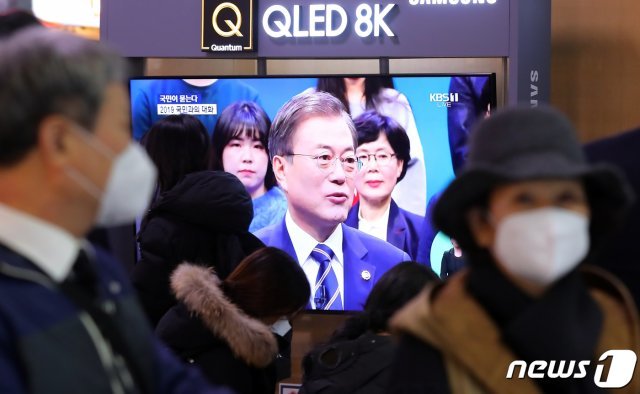 19일 오후 서울역 대합실에서 시민들이 문재인 대통령의 ‘국민과의 대화’를 시청하고 있다.2019.11.19/뉴스1 © News1