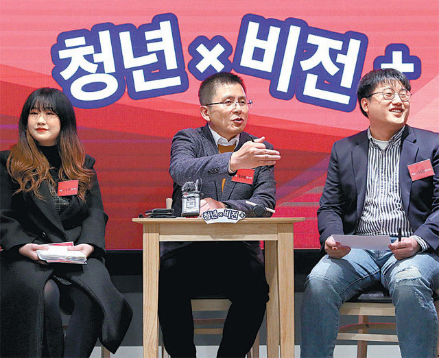 자유한국당 황교안 대표(가운데)가 19일 오후 서울 마포구의 한 카페에서 청년정책비전을 발표한 뒤 청년들과 간담회를 갖고 있다. 뉴스1