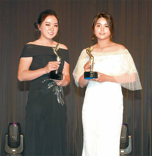 최혜진(오른쪽)이 19일 서울 인터컨티넨탈호텔에서 열린 2019 한국여자프로골프(KLPGA) 시상식에서 대상을 수상한 후 신인상 수상자인 조아연과 함께 트로피를 들어 보이고 있다. 최혜진은 이날 대상을 포함해 인기상 등 총 7개의 트로피를 받았다. KLPGA 제공