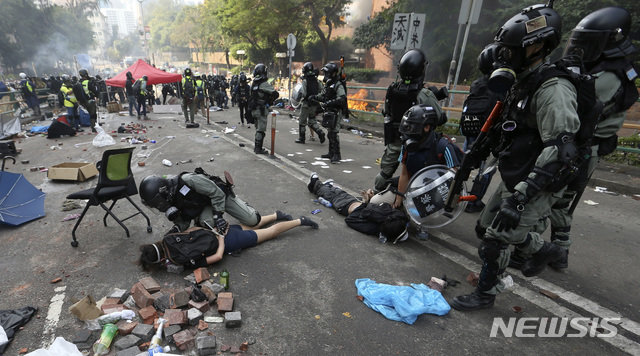 사흘 봉쇄작전에 무너진 홍콩시위대 최후 보루