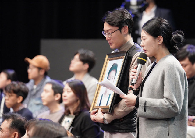첫 질문자로 ‘스쿨존 사망’ 김민식군 부모 선택