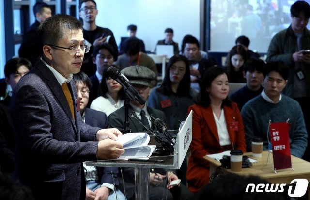 황교안 자유한국당 대표가 19일 오후 서울 홍대 한 카페에서 ‘청년×(곱하기) 비전+(더하기)’ 자유한국당 청년정책비전을 발표하고 있다. 황 대표는 이날 청년들과의 간담회에서 페어플레이, 청년 취향저격, 빨대뽑기 등을 주제로한 청년정책비전을 발표했다. 2019.11.19/뉴스1 © News1