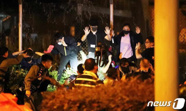 19일 오후 홍콩 이공대학교에서 탈출을 시도한 시위 참여 학생이 경찰에 체포되고 있다. © News1
