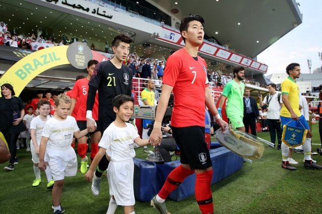 대한민국 축구대표팀 손흥민, 조현우 등이 19일 오후(현지시간) 아랍에미리트 아부다비 모하메드 빈 자예드 스타디움에서 열린 브라질과의 평가전에서 그라운드로 입장하고 있다. 2019.11.20 / 사진=뉴스1